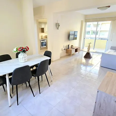 2 Retreat With Pool & Free Wi-fi 라르나카