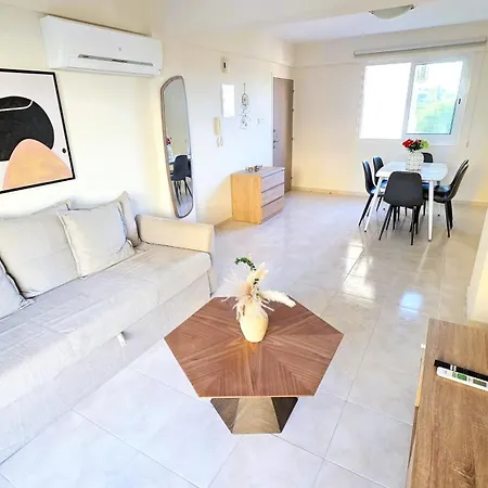 2 Retreat With Pool & Free Wi-fi 라르나카