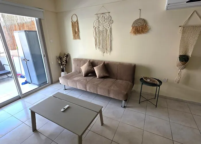 2 Retreat With Pool & Free Wi-fi アパート ラルナカ